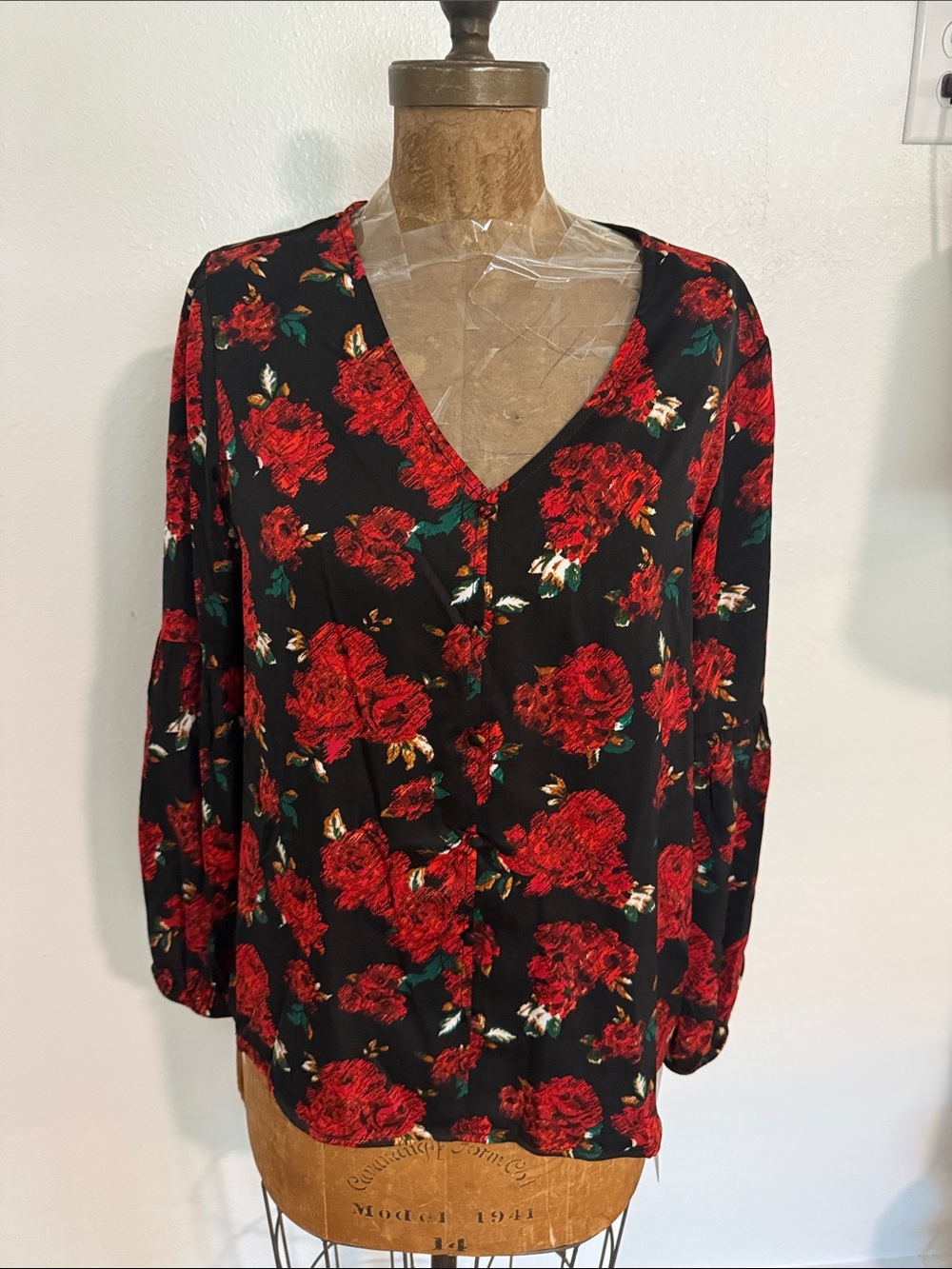 NWT AGB Black Red Floral V-Neck Long-Sleeve Top Sizes M